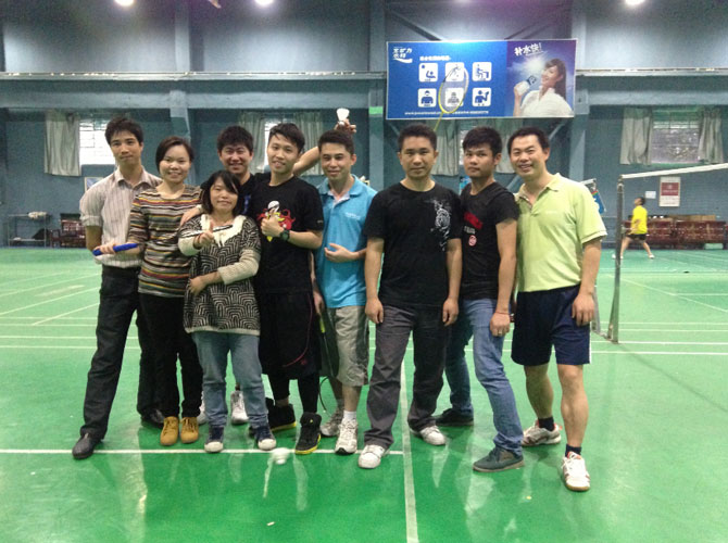 為了豐富員工的業余生活，體現員工工作之外的價值，增進各部門員工之間的了解，增強大家的團體合作精神和凝聚力。16號下午公司成功組織員工在樂樂羽毛球館進行運動鍛煉，活動不設比賽進程，旨在緊張的工作之余，放松鍛煉公司職員的身心。快樂的工作，健康的生活！  圖為同事們奮力拼搏的場面